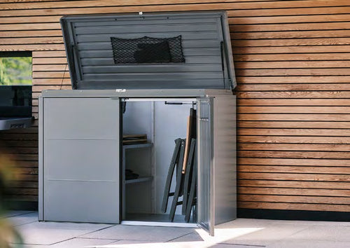 Biohort HighBoard — wielofunkcyjny schowek ogrodowy — zdjęcie aranżacyjne